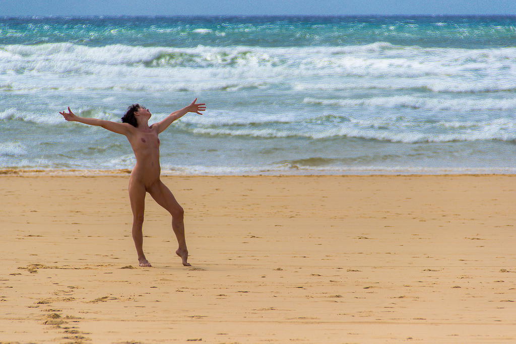 https://www.nudismlife.com/galleries/nudists_and_nude/Naturist_from_SaoPaulo/103503847554_beach_ball_enjoy_di_erikraev.jpg