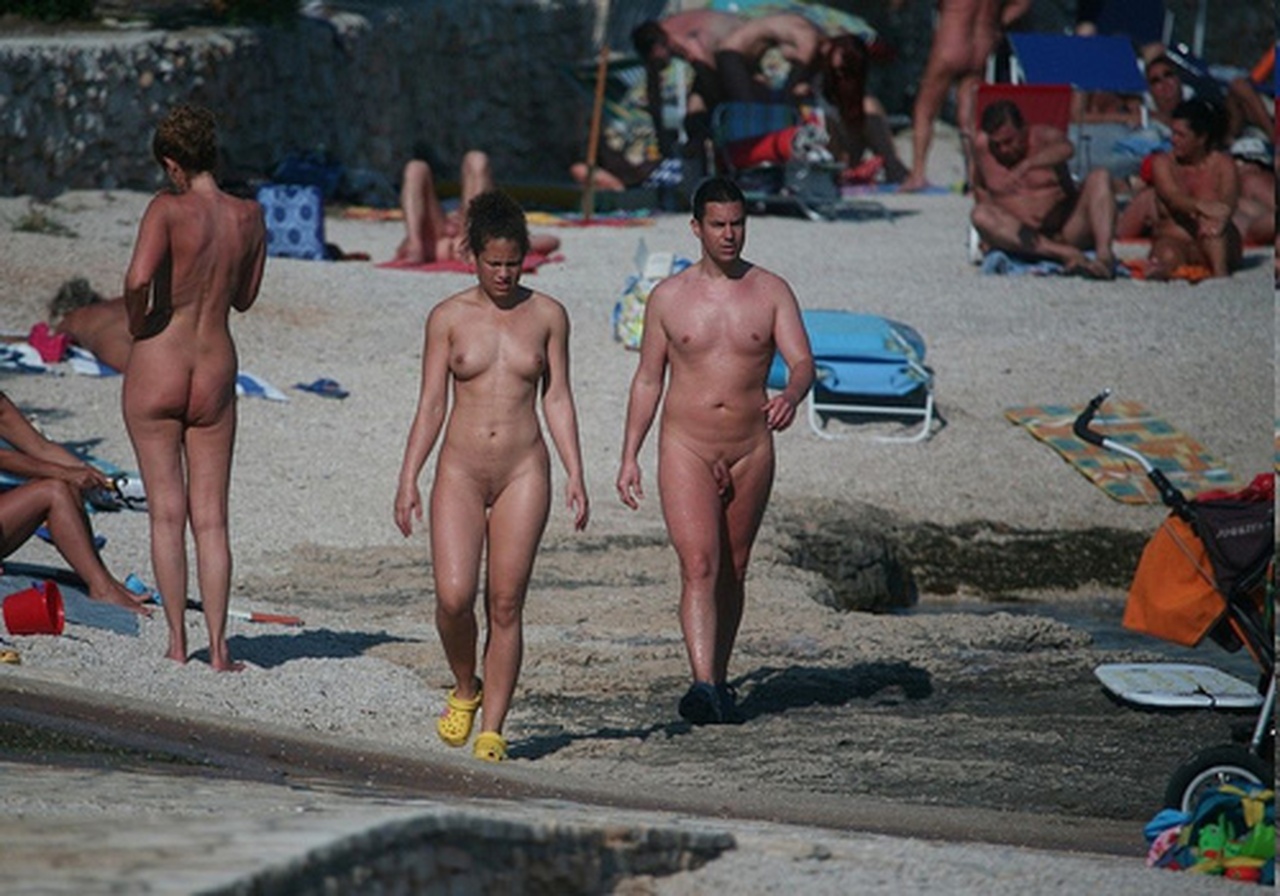 https://www.nudismlife.com/galleries/nudists_and_nude/just-naturists/just-naturists_205.jpg