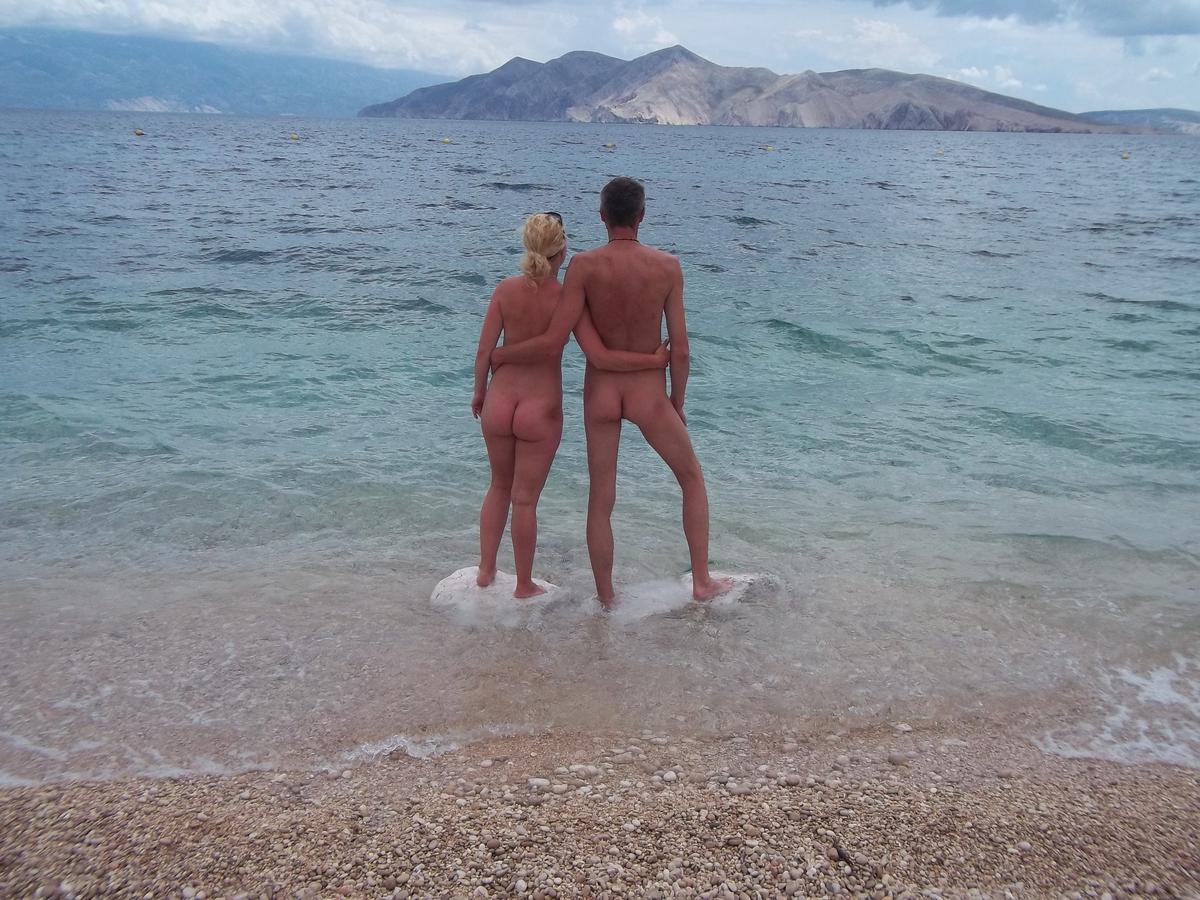 https://www.nudismlife.com/galleries/nudists_and_nude/nudists_couple/nudists_nude_naturists_couple_0510.jpg