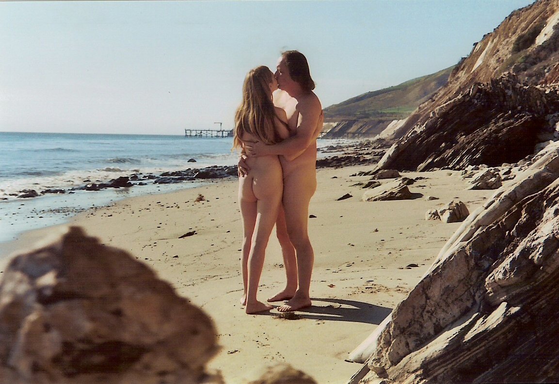 https://www.nudismlife.com/galleries/nudists_and_nude/nudists_couple/nudists_nude_naturists_couple_2857.jpg