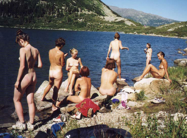 https://www.nudismlife.com/galleries/nudists_and_nude/young_home_nudist/young_home_nudist_151.jpg
